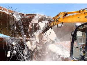 Aksaray’da tehlike arz eden metruk binalar yıkıldı