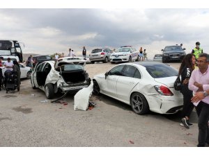 Kontrolden çıkan otomobil park halindeki araçlara çarptı: 2 yaralı - Vimarsana News
