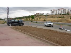 Otomobiller çarpıştı: 3 yaralı - Vimarsana News
