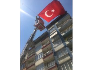 Kopmak üzere olan bayrak, yenisi ile değiştirildi