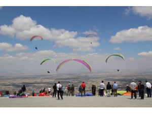 8. Akşehir XC Open Türkiye Yamaç Paraşütü başladı - Vimarsana News