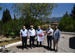 Azerbaycanlı ateş savaşçılarına Türk milli takım forması hediye edildi