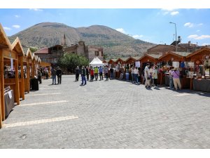 Maharetli Eller yapıyor, pazarda alıcısıyla buluşuyor - Vimarsana News