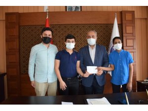Harçlıklarını yangın ve sellerden etkilenenlere bağışladılar - Vimarsana News