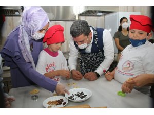Savaşçı, özel eğitim öğrencileriyle birlikte pasta yaptı - Vimarsana News