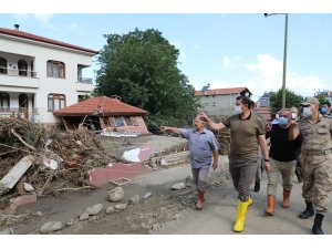 Vali Ayhan afet bölgesinde yaraları sarıyor