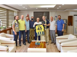 Fenerbahçeliler Derneğinden Başkan Kayda'ya forma hediyesi - Vimarsana News