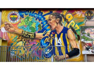 Eda Erdem’in resmi stadın yanında