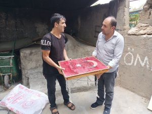 Yerde bulduğu bayrağı sanat eseri bir tabloya çevirerek şehit yakınlarına hediye etti - Vimarsana News