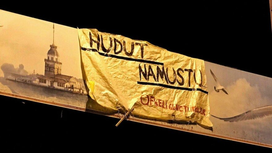 'Hudut Namustur' pankartı açan gençlerden biri saldırıya uğradı - Vimarsana News