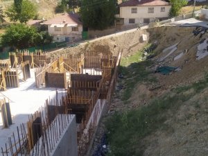 Yapımı devam eden inşaatın yanındaki yol çökmesiyle site sakinleri ve inşaat sahibi arasında gerginlik yaşandı - Vimarsana News