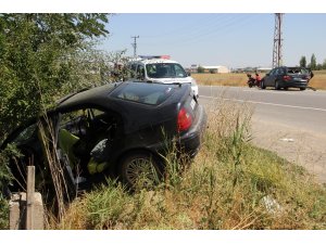 Otomobiller çarpıştı, biri bahçeye daldı: 4 yaralı