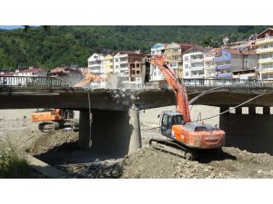Selde hasar gören Ayancık Köprüsü'nün yıkımına başlandı - Vimarsana News