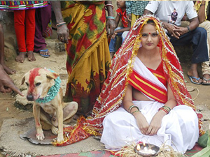 18 yaşındaki genç kız köpekle evlendirildi!