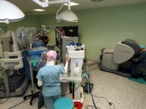 Devlet hastanelerinde ameliyat yapan robotlar artacak