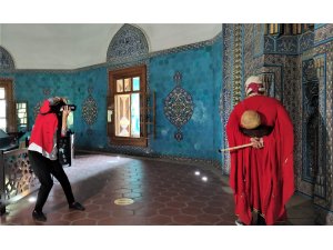 Dünyaca ünlü resimleri canlandırıp fotoğraflarını çekiyor - Vimarsana News