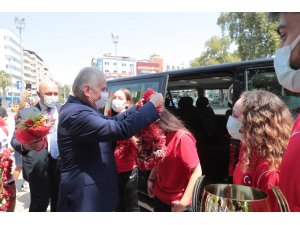 Büyükşehirin altın kızları çiçeklerle karşılandı - Vimarsana News