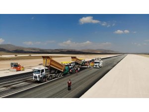 Gümüşhane-Bayburt Havaalanında pistin asfaltlama işlemine başlandı - Vimarsana News