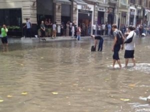 İstanbul'u su bastı!