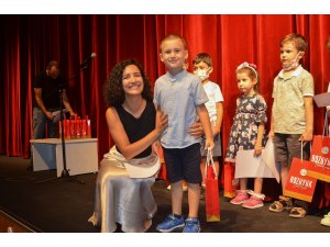 Minik sanat severler katılım belgelerini aldı