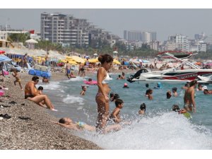 Antalya'da nem yüzde 90'a ulaştı, vatandaşlar denize akın etti - Vimarsana News
