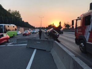 Kadın sürücü tırı sollamak isterken bariyerlere çarptı: 2 yaralı - Vimarsana News