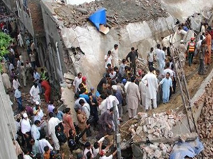 Pakistan'da öğle namazında cami çöktü: 24 ölü!