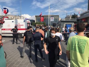 Taksim Metro istasyonunda bir kişi raylara atlayarak intihar etti