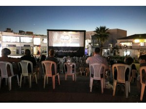 Yanan köyün meydanında çocuklar için sinema kuruldu