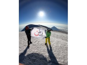 Bursalı gençler "Uyuşturucuya hayır" demek için Ağrı dağına tırmandı