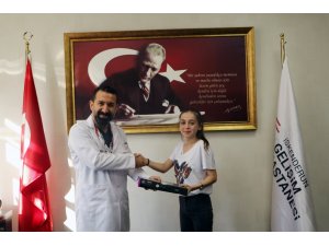 Başhekim Turhan’dan tıp fakültesini kazanan Helin’e steteskop