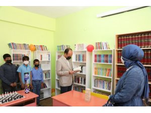 Başkale’de pandemi sürecinde yapılan okul kütüphanesi öğrencilerin hizmetine açıldı