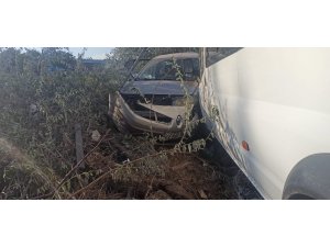 Elazığ’da 2 kişinin yaralandığı kaza anı kameraya yansıdı
