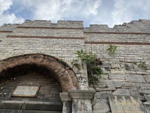 Fatih Sultan Mehmet’in ordusunun İstanbul’a girdiği kapı madde bağımlıları ve evsizlere mesken oldu