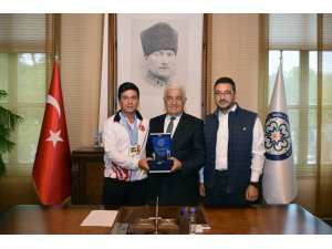 Büyükşehir okçusu Türkiye rekoru kırdı
