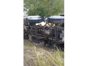 Beton mikser kamyonu devrildi: 2 yaralı