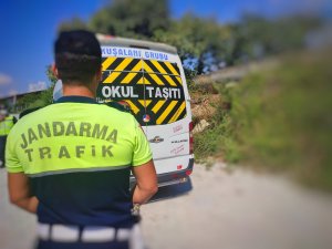 Samandağ’da jandarma trafik ekipleri öğrenci servis araçlarını denetledi