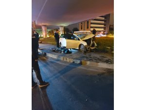 Otomobil köprünün beton ayağına çarptı: 1 ölü, 1’i ağır 2 yaralı