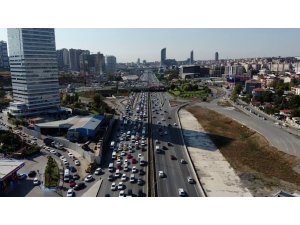 İstanbul’da hafta sonu öncesi trafik yoğunluğu havadan görüntülendi