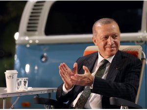 Cumhurbaşkanı Erdoğan, Mersin’de gençlere şarkı söyledi