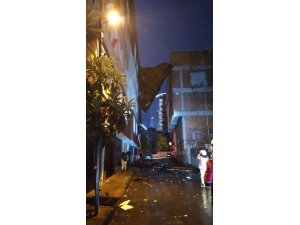 Kağıthane’de şiddetli yağış nedeniyle 5 katlı binanın çatısı uçtu