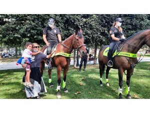 Beşiktaş’ta atlı polislerin denetimi büyük ilgi gördü