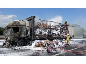 Kuzey Marmara Otoyolu’nda tekstil ürünleri yüklü tır alev alev yandı