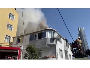 Ümraniye’de 2 katlı binada korkutan yangın