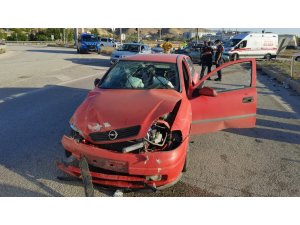 Kırıkkale’de iki otomobil kafa kafaya çarpıştı: 5 yaralı