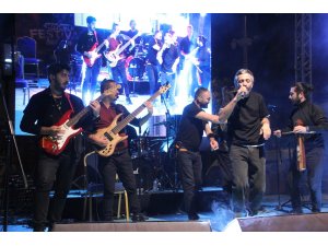 Karadeniz müziğinin sevilen ismi Resul Dündar Hüyük’te konser verdi