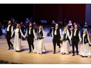 İzmir Devlet Türk Dünyası Dans ve Müzik Topluluğu Denizlilileri büyüledi