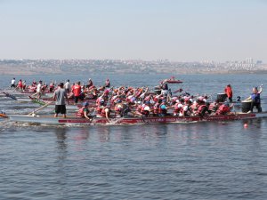 ‘Dragon Bot Yarışları’ Küçükçekmece Gölünde renkleniyor