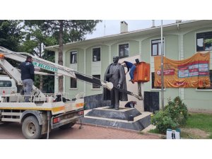 İznik’te bulunan Atatürk heykeli belediye görevlilerince temizlendi