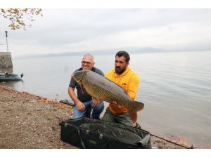 Sapanca Gölü’nde 23 kiloluk sazan yakaladı, sezonun rekorunu kırdı